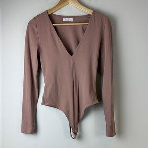 Babaton Contour V-neck Longsleeve V-neck bodysuit Size Medium